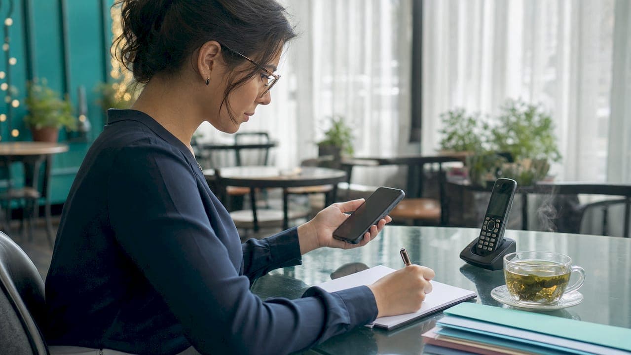 Business Phone Lines: A Guide for Ontario Small Businesses